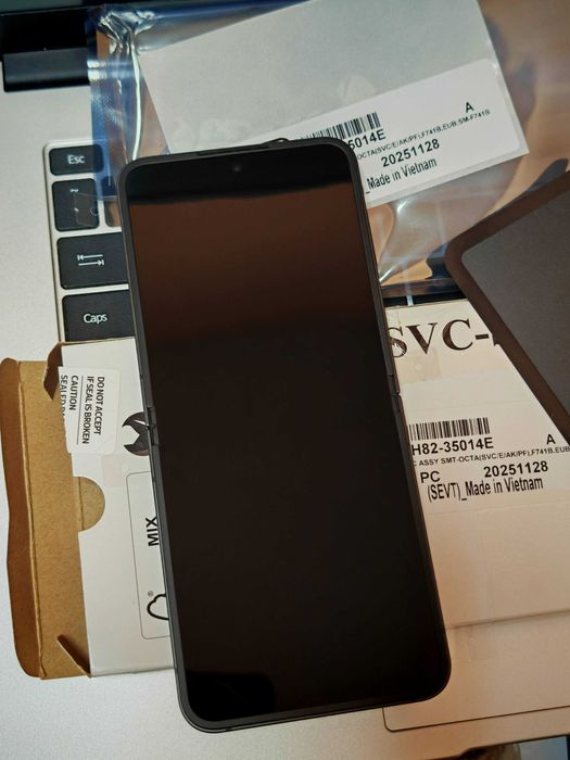 Нов Оригинален LCD Дисплей Service Pack за Samsung Galaxy Z Flip 6 5G F741 / Black / Гаранция / GH82-35014E / GH82-35013E /