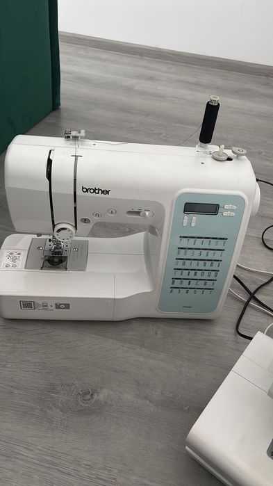 Masina de cusut + overlocker 500 lei