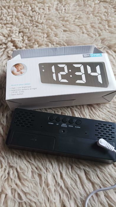 Часовник с големи цифри , температура , аларма и много функции