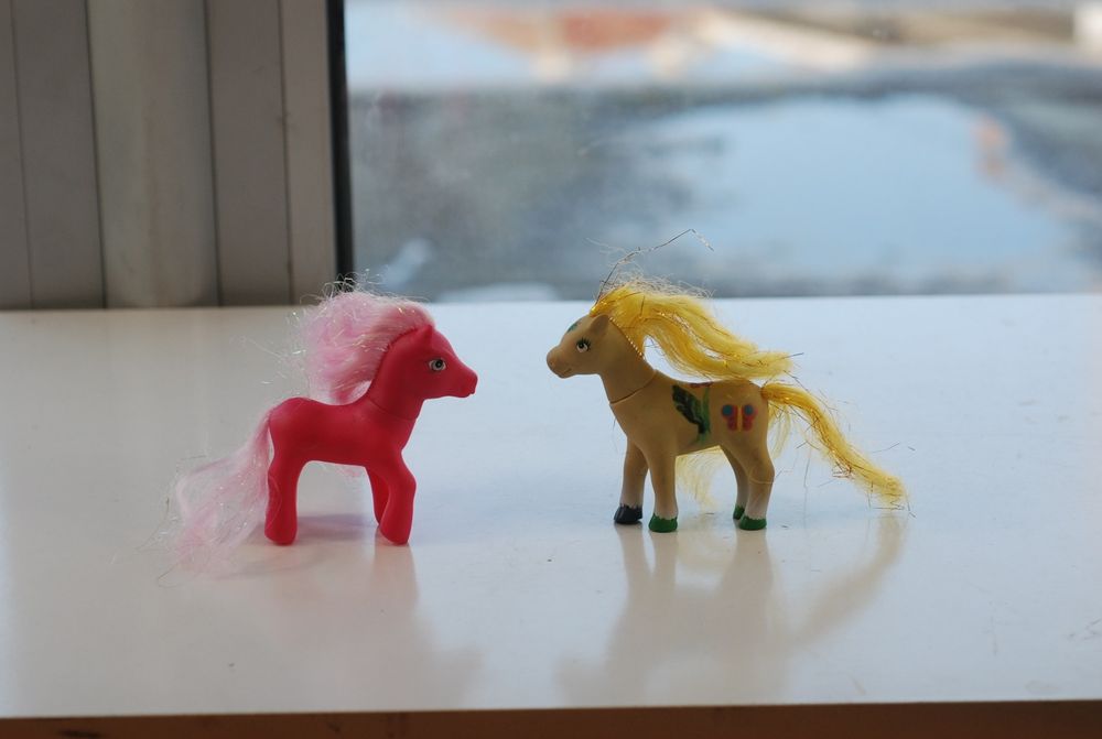 Замък с оригинални  понита pony ville от 2005,2006 и други