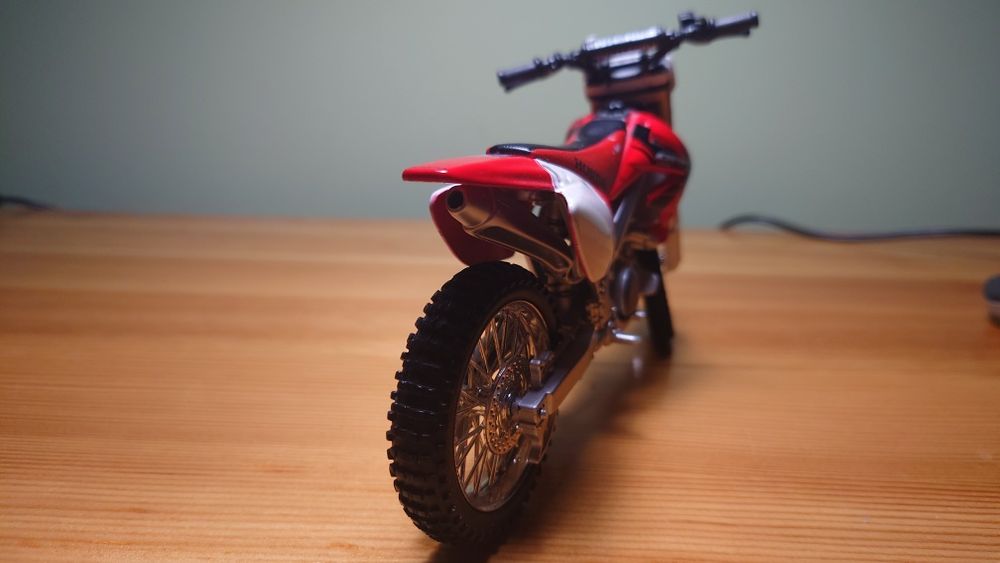 Продавам модел на Кросов мотор Honda crf450R