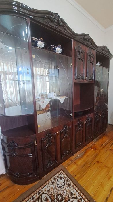 Мехмонхона учун стенка сотилади зудлик билан.