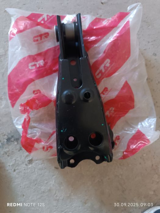 Тойота хайс Рычаг нижний