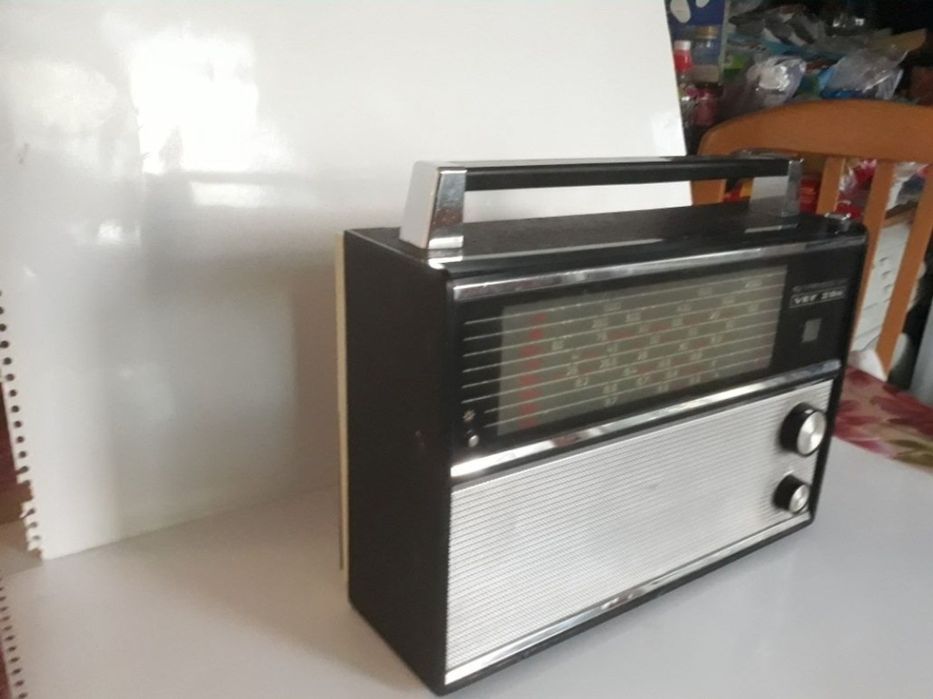 Продавам работещ ретро радио-транзистор VEF 204.