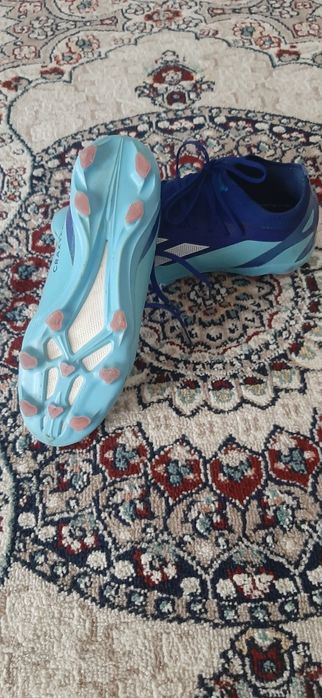 Бутси футбол уйнаш учун