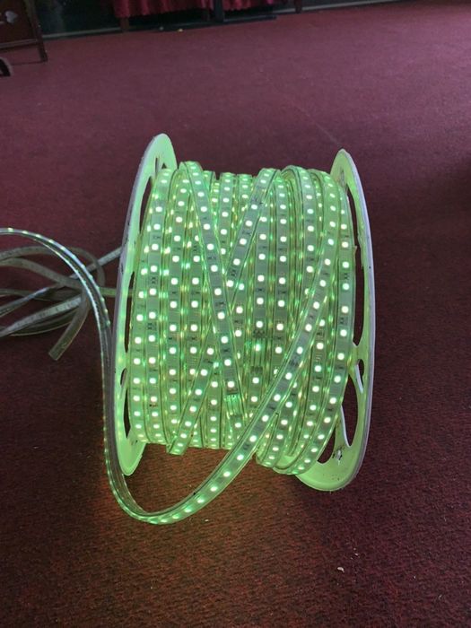 Vand lumina LED au mai multe culoare