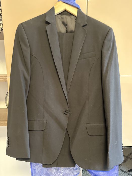 Vând costum bărbați