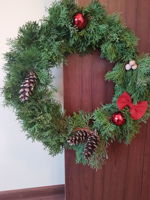 Коледен венец от естествени клонки
