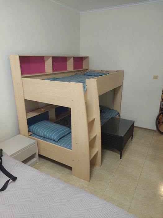 Продавам двуетажно легло с матраци