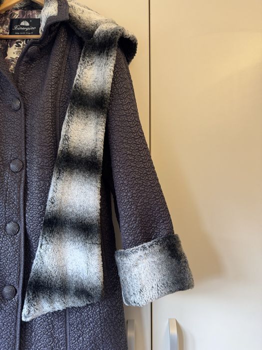 Palton elegant de iarnă, cu guler din blană, stare impecabilă