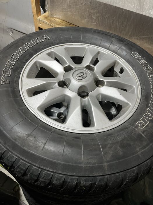 Шины летние с оригинальными дисками 285/65/17