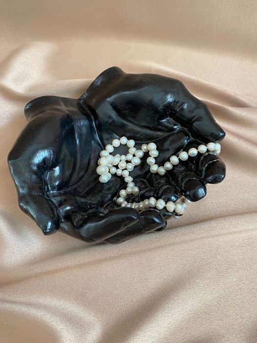 Изделие из гипса. В чёрном и белом цвете.