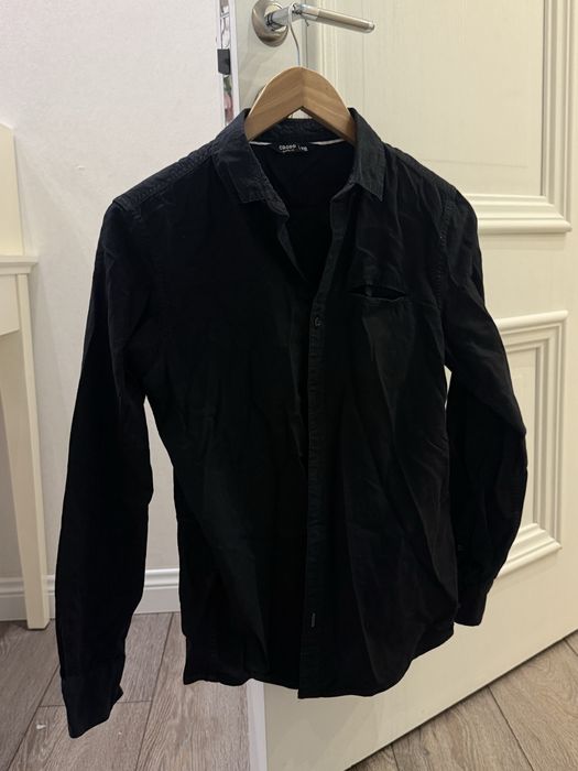 черная рубашка.