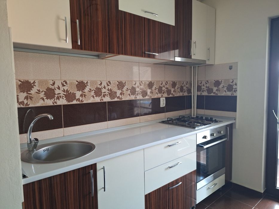 Închiriez apartament cu doua camere,in zona centrala.