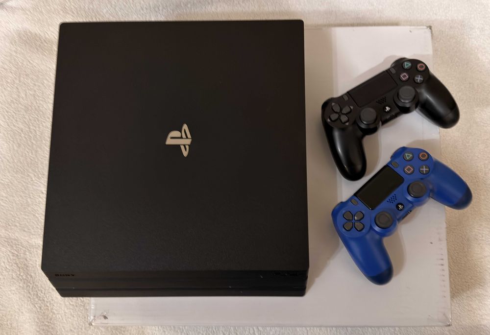 отличен PS 4 Pro, low firmware, подаръци FC 26+други игри