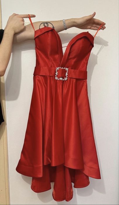 Rochie eleganta cu corset rosie purtata o data