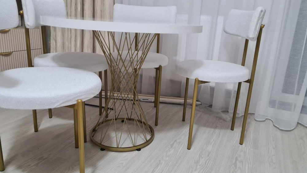 Vand masa cu 4 scaune, noi, nefolosite, doar asamblate.