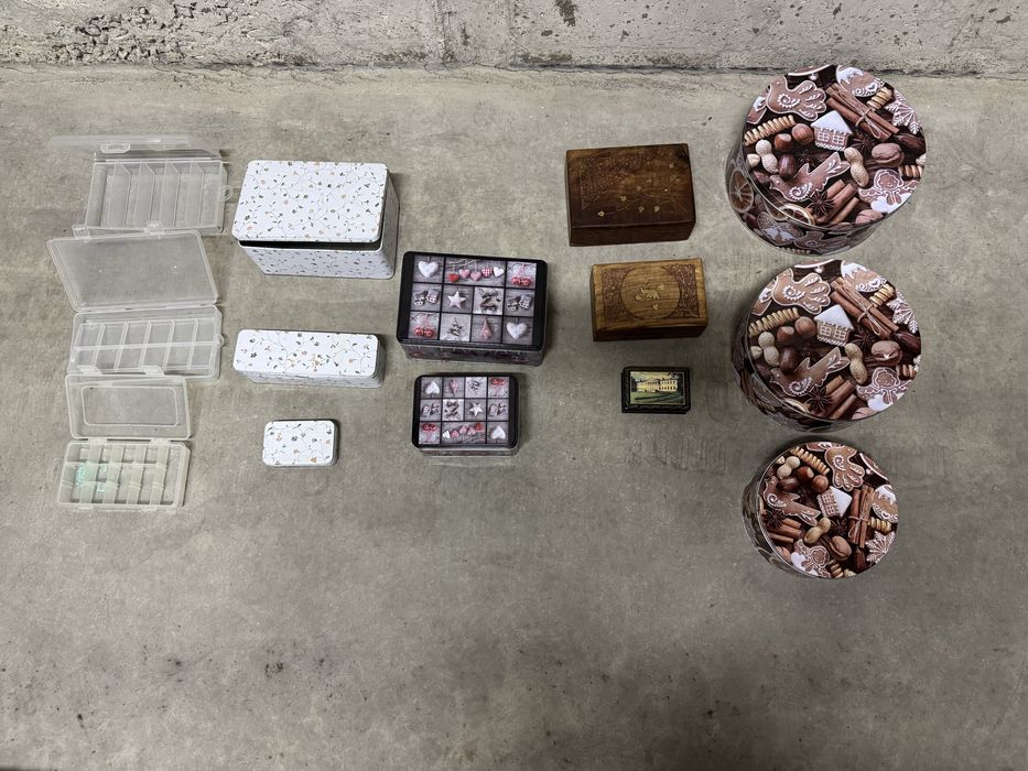 различни кутии и ковчези