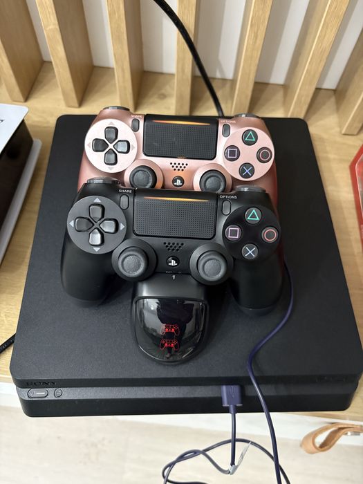 PS4 slim  1 TB, 2 controllere cu statia de incarcare