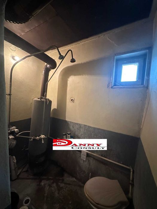 Двуетажна къща с двор и кладенец в с. Караисен