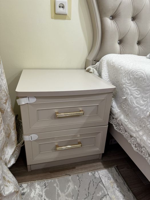 Продаю кровать с 2 тумбочками Мокко