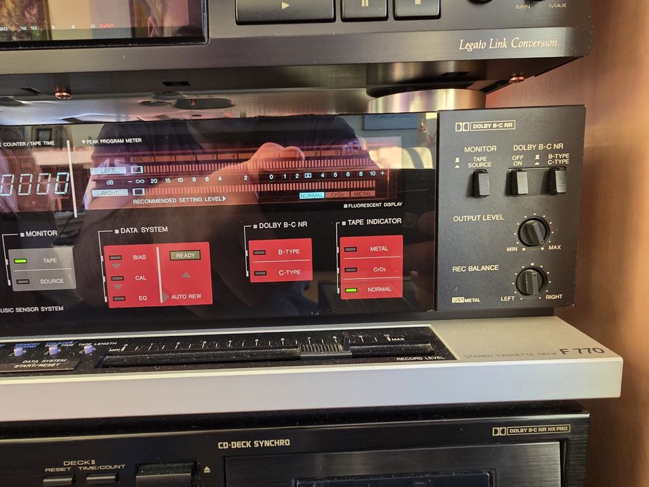 Продавам дек AIWA F770.