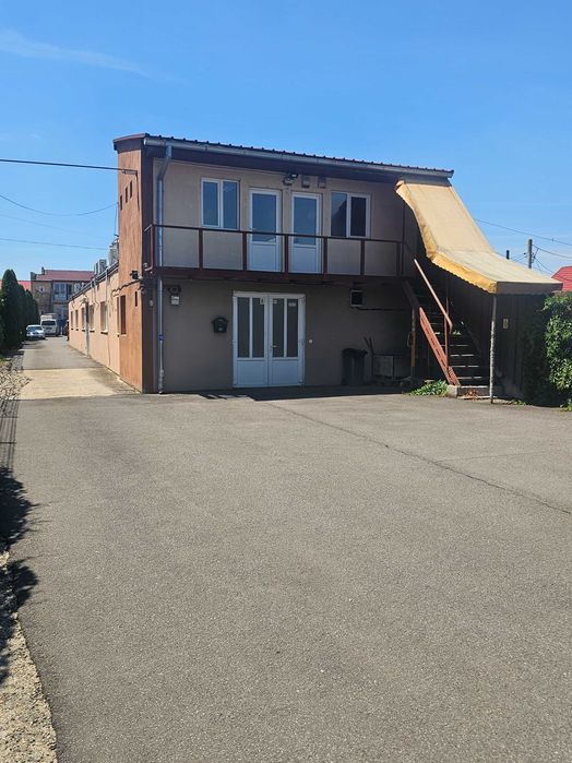 De închiriat spatiù comercial