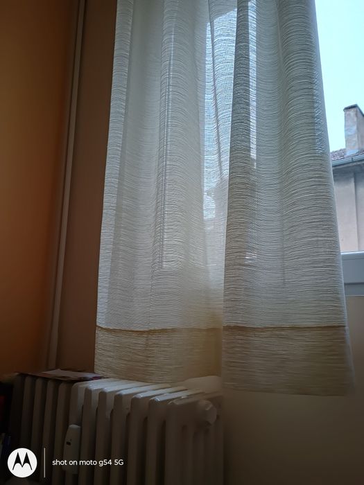 2 броя ушити тънки пердета, атрактивен кремав цвят. Да 190 см,Ш 160 см