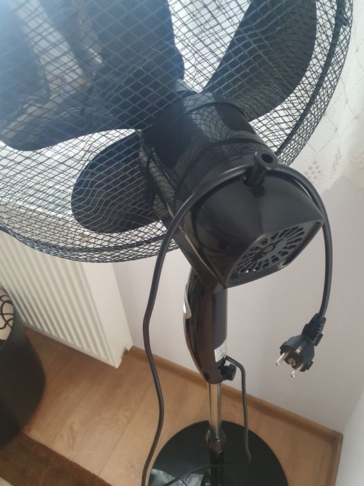 Ventilator cu picior reglabil și telecomandă