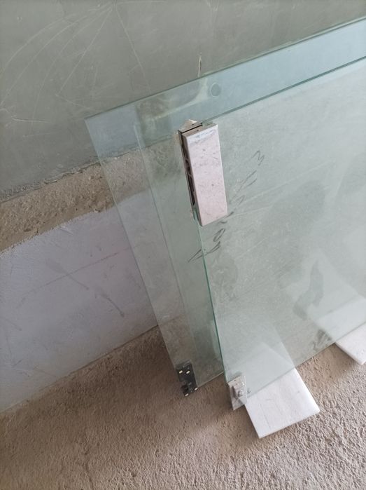 Продаётся стеклянные мятниковые двери