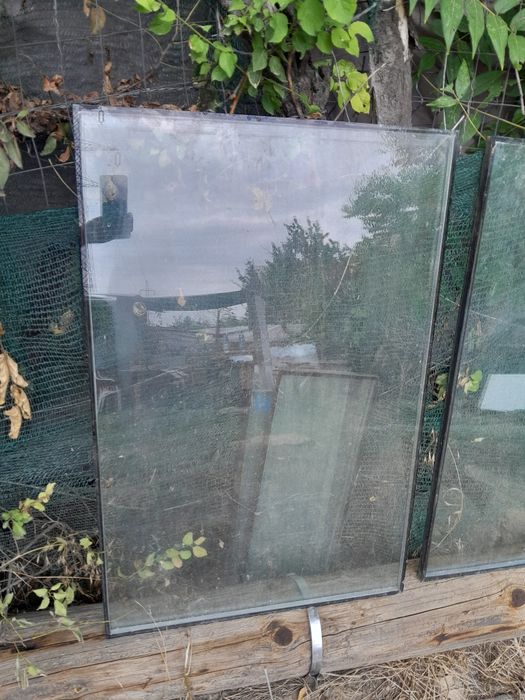 Vând 2 geamuri dimensiune 87,5 cu 58 pret 70 lei