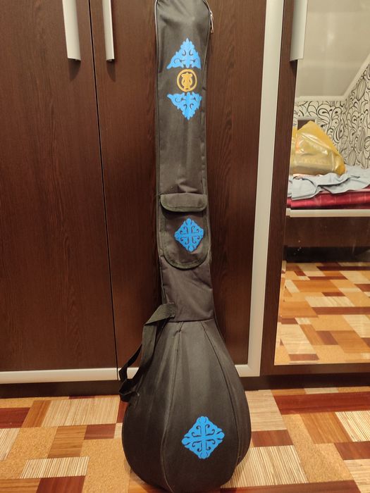 Продам домбыру с чехолом в подарок