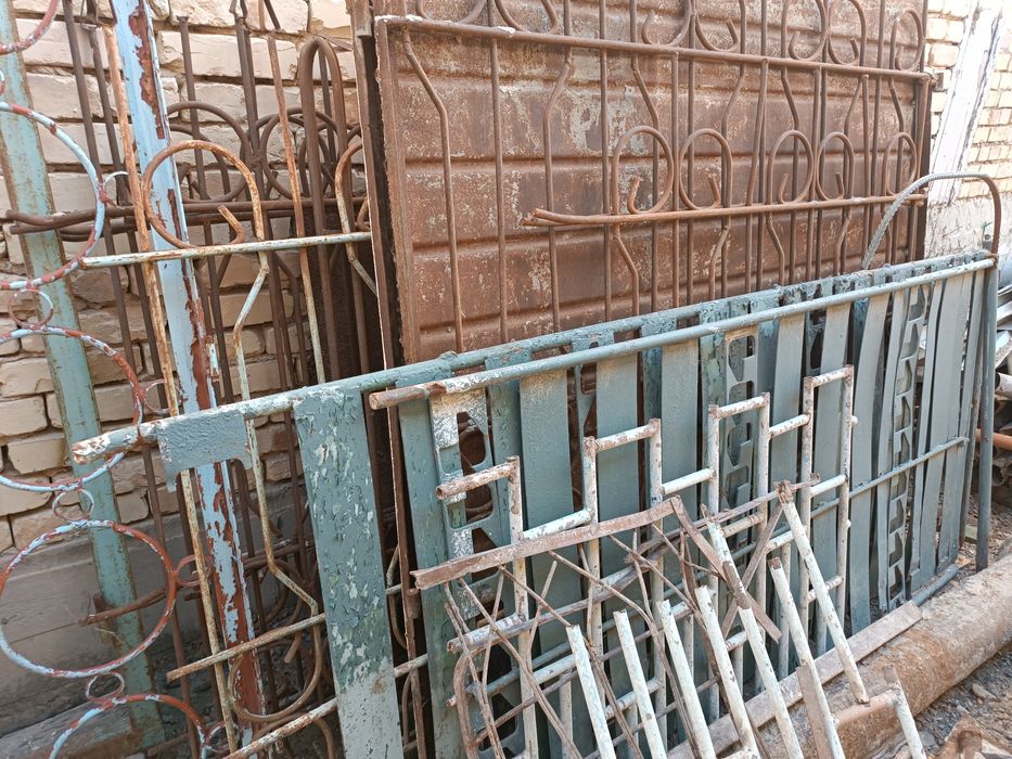 Железные решётки разные