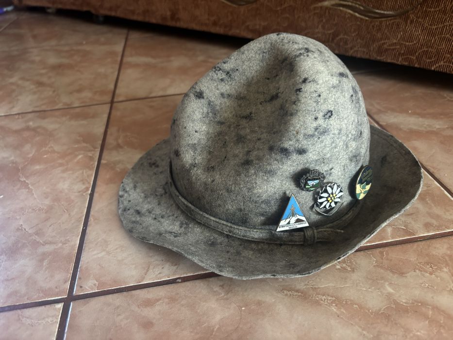 Palarie vinatge cu insigne