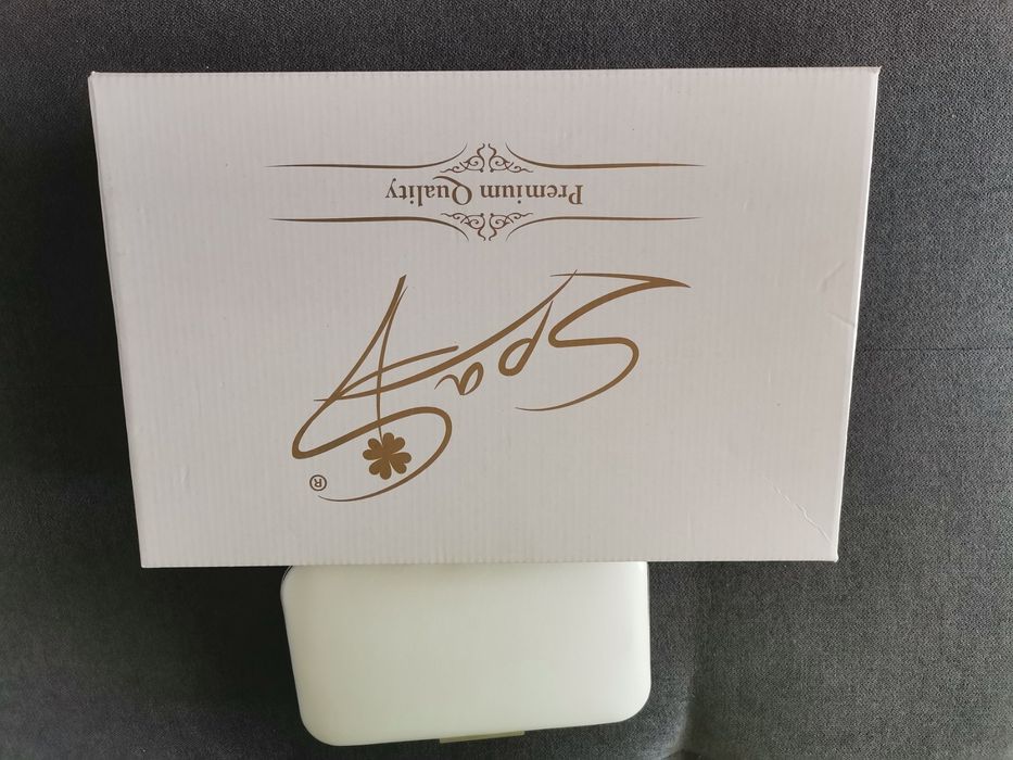 Сватбени обувки, наметало и чантичка.