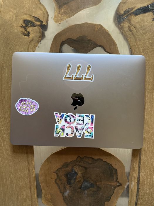 MacBook Pro macOS Sequoia 2024