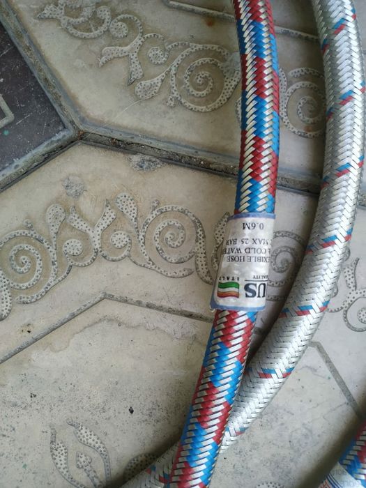 Сантехника: шланги в оплётке, хомуты,  крепление для стеклянной полки