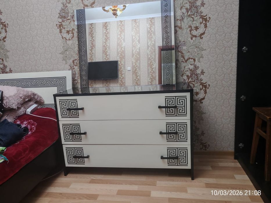 Срочно продается комод с зеркалом.