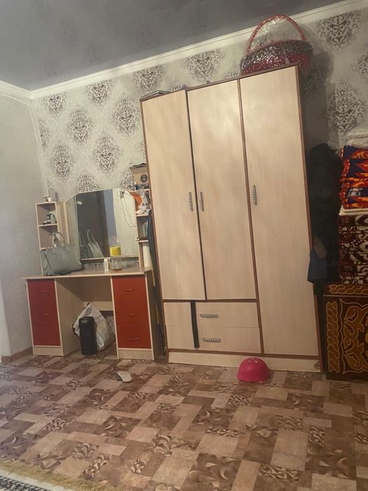 Шкаф и стол с зеркалом