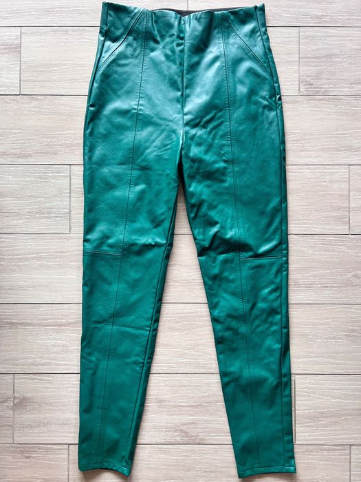 ЧИСТО НОВ Зелен кожен панталон Stradivarius, размер S