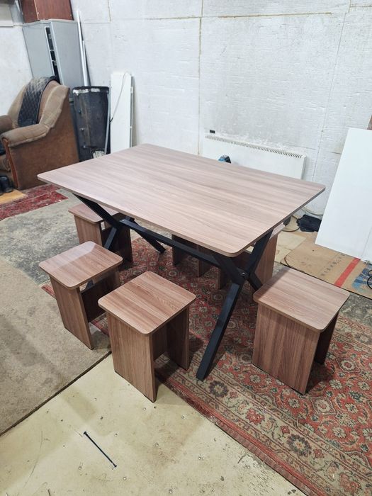 Продам новый стол с табуретками