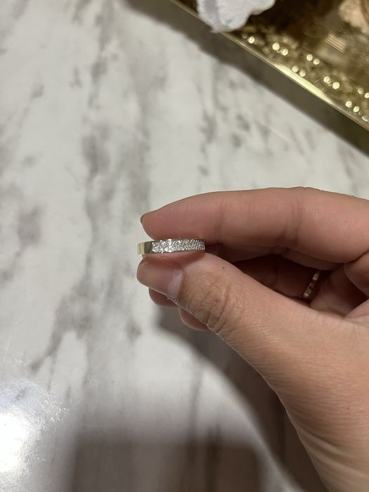 Продам золотое кольцо с бриллиантами