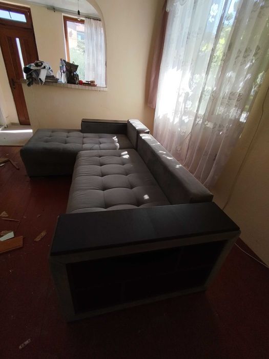 Разтегателен ъглов диван, с подлакътник етажерка