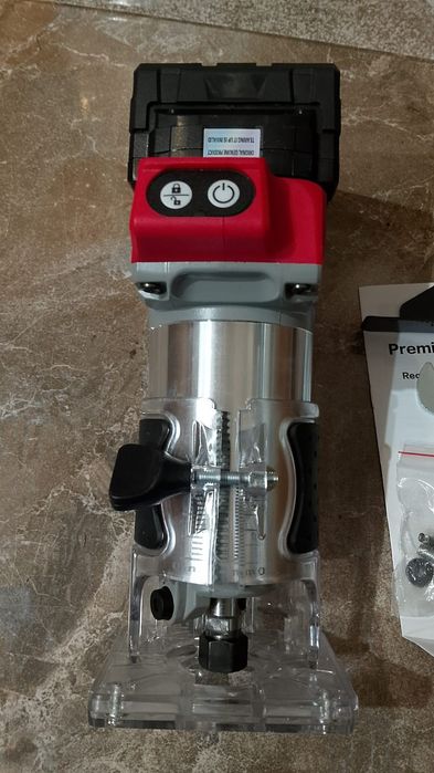 Freza pentru canturi milwaukee cu o baterie de 6A