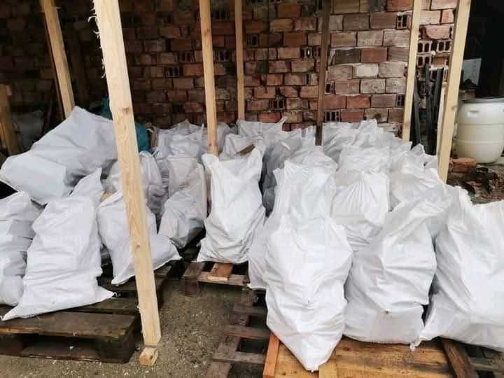 Сухи дърва в чували