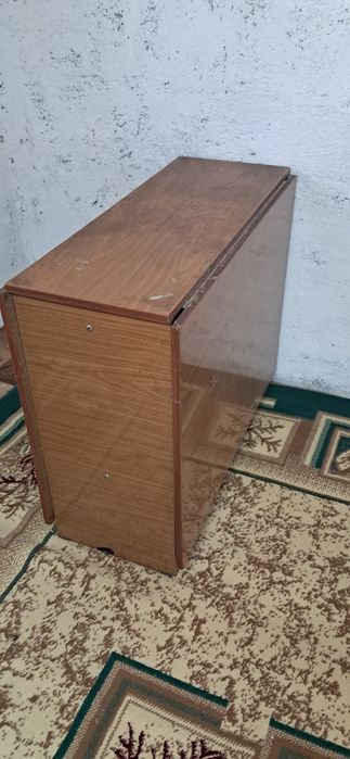 Холодилник.диван.стол
