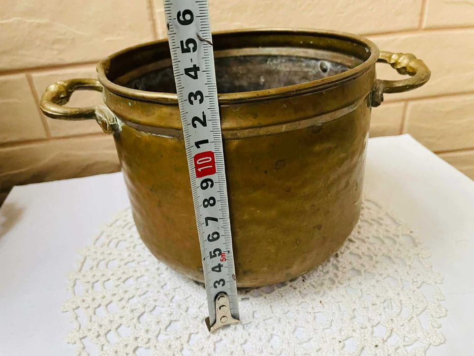 Красива месингова кашпа от Англия, масивна и здрава с 2 дръжки