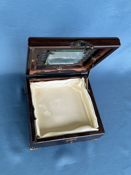 Стара дървена кутия за бижута