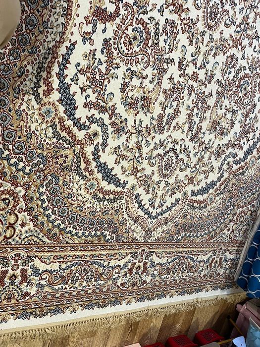 Шкаф, ковер, шторы