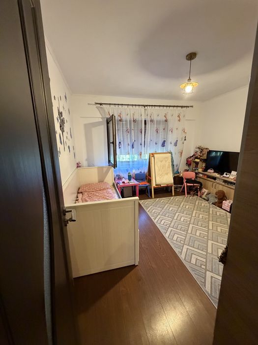 Apartament 4 camere, etaj 1, cartierul Soarelui